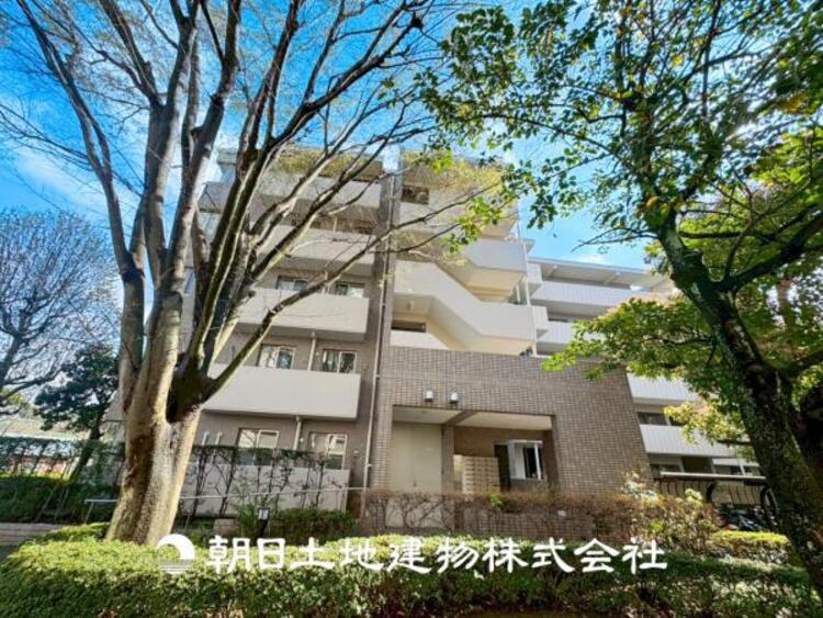 外観 【外観写真】表現された空間はたくさんの光を浴び、風を感じ、暮らしの時間を豊かにしてくれます。デザインされた空間と競い合うかのような充実した建物と共に大切な家族の思い出を刻んでいきます。