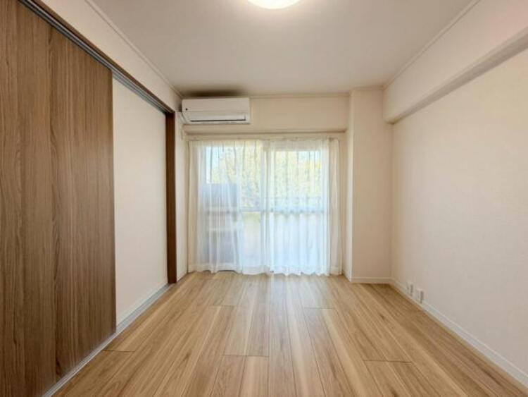 内装 穏やかな寛ぎあじわえるお部屋では有意義な時間がつくれます！大きな窓からと陽光が注がれる明るい空間！光もアクセントの一つとして。一人時間も充実したものにできるプライベートルームは日々を豊かにします！！