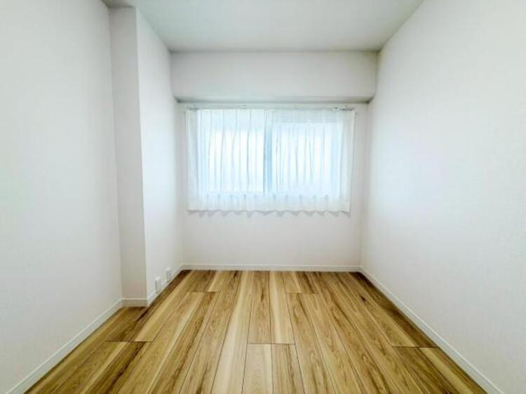 内装 居室はひとり時間を過ごせる安らげるお部屋として活用できます！収納スペースあり！荷物が多くても十分！ベッドや勉強机、テレビなどを置きたい場合におすすめ！！過ごす時間が長くてもゆったり過ごせそうですね！