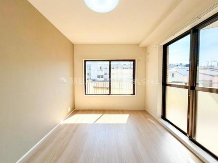 内装 穏やかな寛ぎあじわえるお部屋では有意義な時間がつくれます！大きな窓からと陽光が注がれる明るい空間！光もアクセントの一つとして。一人時間も充実したものにできるプライベートルームは日々を豊かにします！！