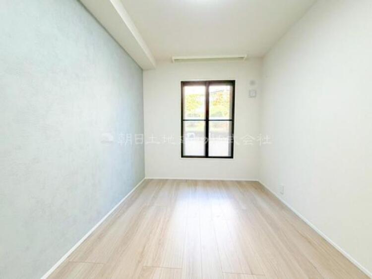 内装 居室はひとり時間を過ごせる安らげるお部屋として活用できます！収納スペースあり！荷物が多くても十分！ベッドや勉強机、テレビなどを置きたい場合におすすめ！！過ごす時間が長くてもゆったり過ごせそうですね！