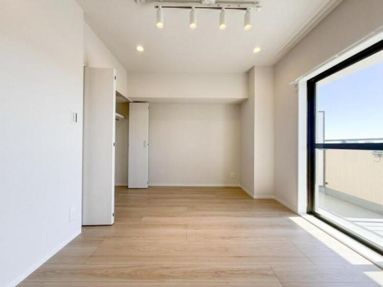 内装 採光を確保した明るい室内は風通しも良く穏やかな時が流れます！様々な生活スタイルにも対応可能な間取り。採光もアクセントの一つとして。この明るい好みの空間で読書をしたり、音楽を聞いたりと一人の時間も充実！