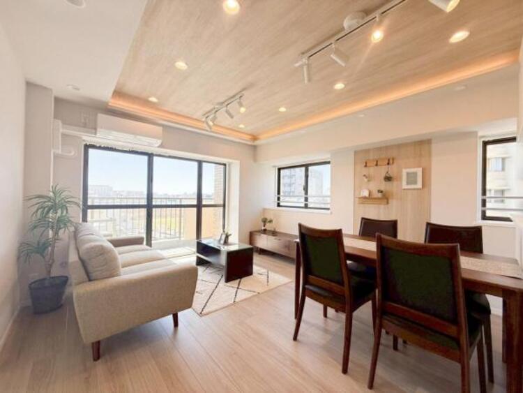 居間 家族の会話や笑顔が行き交うリビングで、子供を走り回らせたい。ダイニングテーブルでゆったり食事を堪能。光と風が溢れる開放的なリビングダイニングには、くつろぎの空間を生み自然と家族みんなが集まってきます