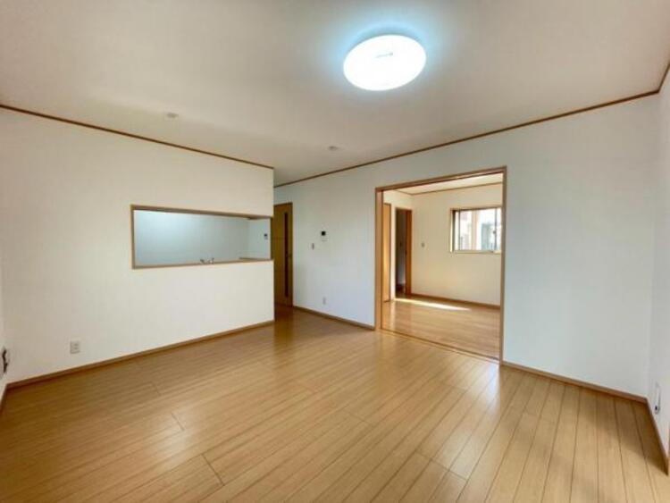 居間 食と憩いの場がゆるやかに続く、家族の存在を感じられるLDKです