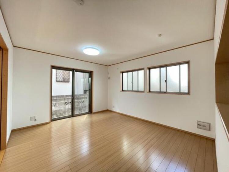 居間 二面採光の、明るく開放的なリビングダイニングです