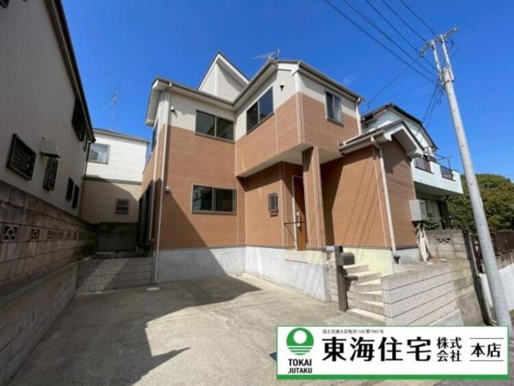 外観 全室南向きにつき陽当たり良好の明るい住まい！並列2台駐車可能！