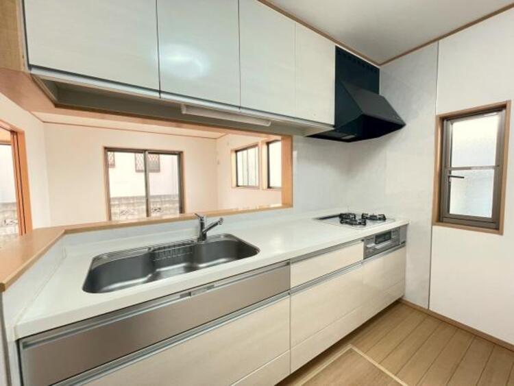 キッチン 開放的な対面式キッチンで、お料理中もお子様に目が届き安心です！