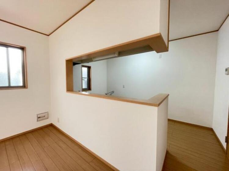 キッチン 立ち上がりがあり、手元が見えないキッチンですっきりとしたLDKに