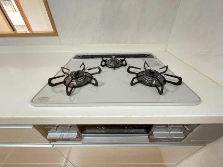 キッチン 毎日の料理に嬉しい3口コンロ。グリルもあり色んなレシピを楽しめそうです。