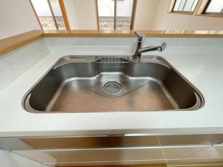 キッチン 鍋や大皿も洗える広々としたシンクです。ステンレスのため耐久性・お手入れしやすさも魅力です