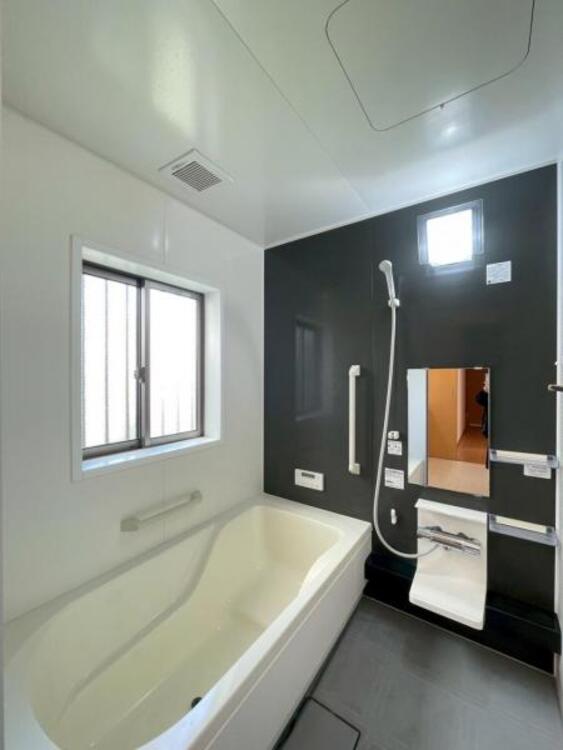 風呂 足を伸ばしてゆったりとくつろげる柔らかな曲線のバスタブが、日々の疲れを癒します