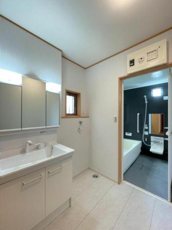 洗面 忙しい朝にも落ち着いて身支度ができるゆとりある洗面スペース