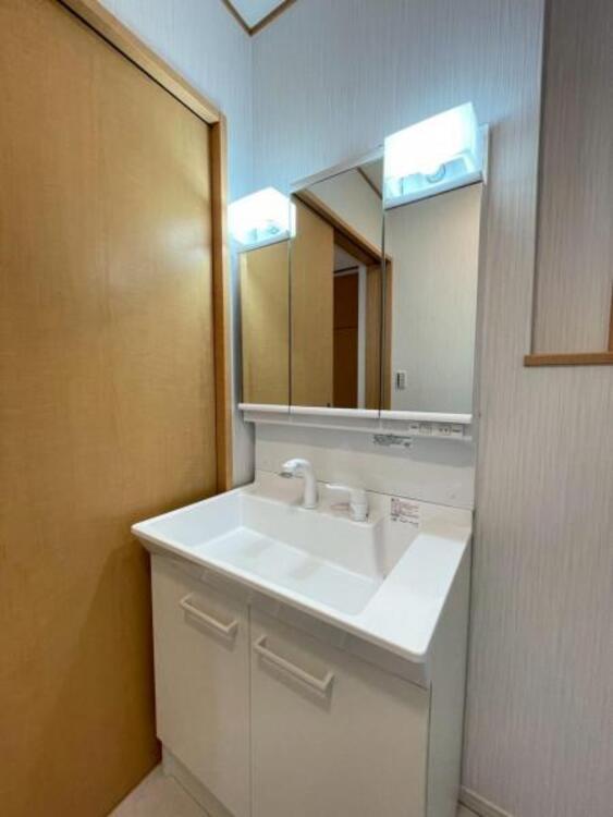 洗面 鏡面裏が収納となっており小物もすっきりと収納できる洗面台