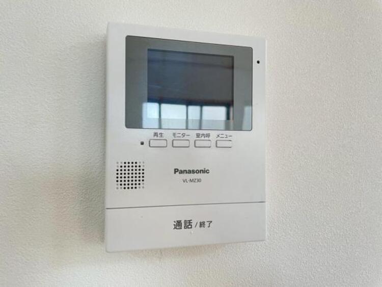 設備 お子様のお留守番時も、鍵の開錠前に確認ができ安心のモニターインターホン。