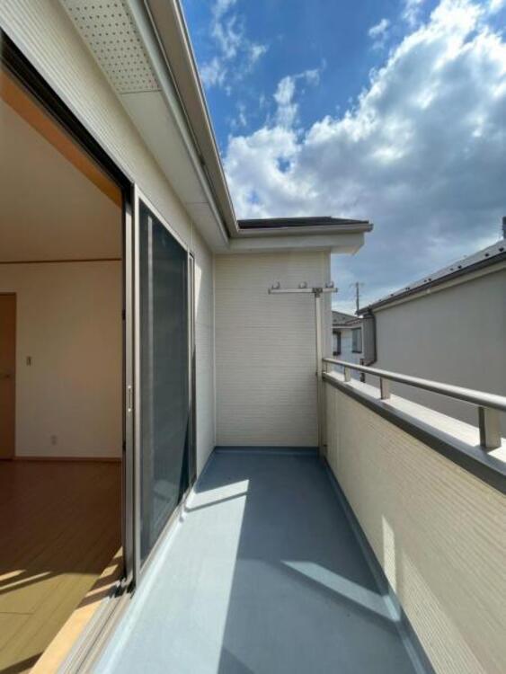 バルコニー 陽当たり良好の明るいバルコニー