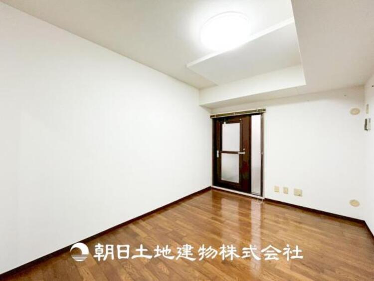 内装 【居室】大切なご家族、招いた友人と過ごす大切な時間を差し込む光が優しく包み込む空間。大切な人とともに、心穏やかに過ごすひとときを味わってください。