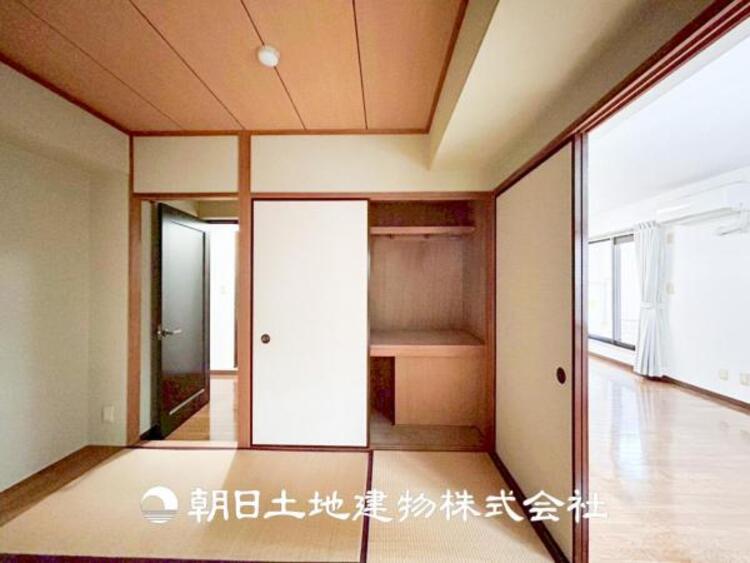 内装 【和室】近年減少傾向にありますが、和室があることで落ち着きと癒しの空間が生まれます。来客時の客室としても利用できますし、お子様のプレイルームやお昼寝に良いお部屋です。