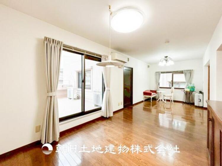 居間 【リビング】1日の中で最も長い時間を過ごすことになるリビングだからこそ、いつも笑顔があふれる空間であるように。広々とした空間から幸せな未来を。