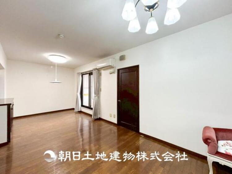 居間 【リビング】リビングにはみんなが集い、食事や楽しい会話が始まる。話に夢中になりすぎて、ついつい時を忘れてしまう。そんな束の間の幸せを感じさせてくれる場所。お子様の勉強スペースとしても活用できます。