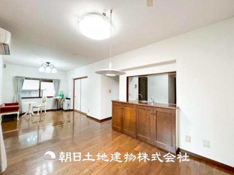 居間 【リビング】大切なご家族、招いた友人と過ごすひと時を溢れる光が優しく包み込む空間。大切な人とともに、心穏やかに過ごすひととき。家族との時間、自分の時間を大切にできる空間を作りました。