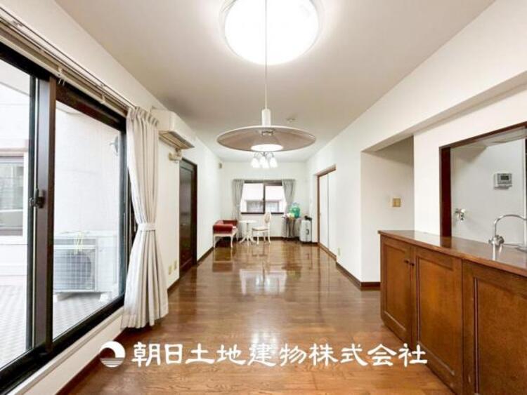 居間 【リビング】開放的で明るい空間が広がるLDK。リビングには暖かな太陽が降り注ぎ、爽やかな住空間です。お友達を呼んでお茶をしたり、一緒に料理を楽しみながら楽しい時間を。