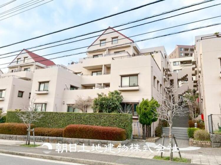 外観 【外観写真】表現された空間はたくさんの光を浴び、風を感じ、暮らしの時間を豊かにしてくれます。デザインされた空間と競い合うかのような充実した建物と共に大切な家族の思い出を刻んでいきます。