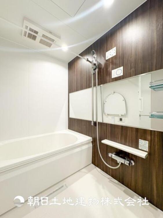 風呂 【浴室】1日の疲れを癒すバスタイム。心地よいリラックスを叶える独立した美しい空間です。