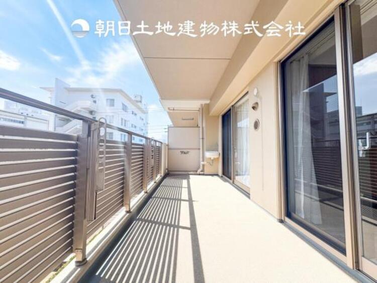 バルコニー 【バルコニー】太陽に愛された家。陽当り・通風に優れた魅力的で快適さを追求した住宅です。