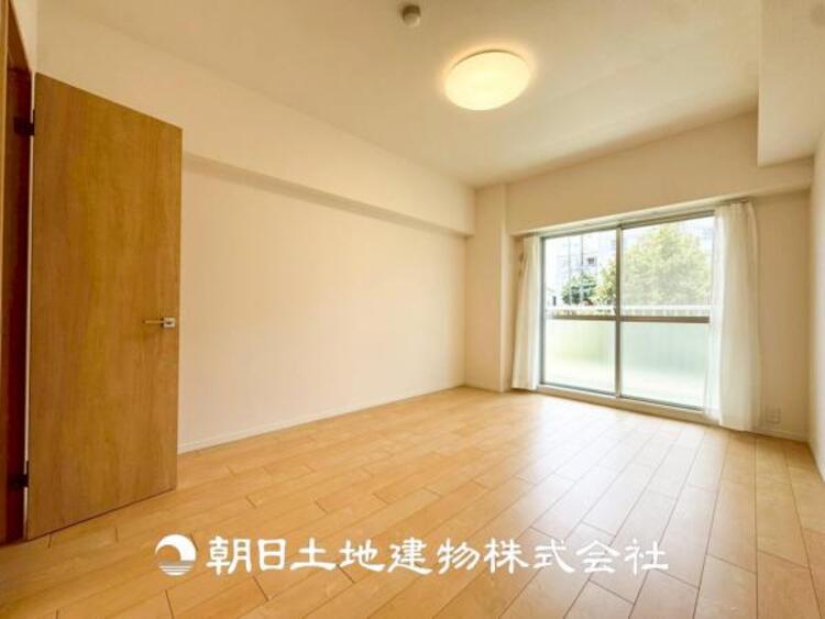 内装 【居室】ご自宅で快適に過ごす条件は、一人ひとり違います。個性が強すぎないシンプルな内装とシンプルなデザインで統一しております。居住していく中であなただけの【幸せマイホーム】を創り上げて下さい。