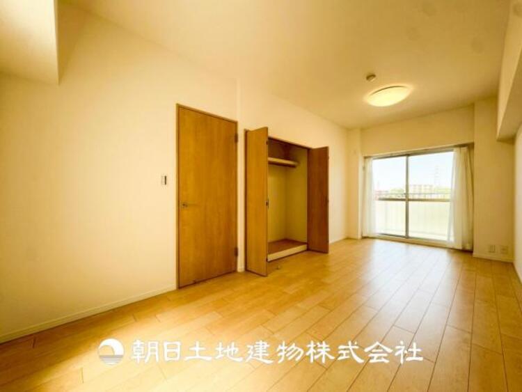 内装 【居室】爽やかな空間演出とセンス良く纏められた室内は良質な寛ぎ空間。そこで暮らす大切な人達のことを考え造りこんだ空間は日々の生活に安らぎを与えてくれます。