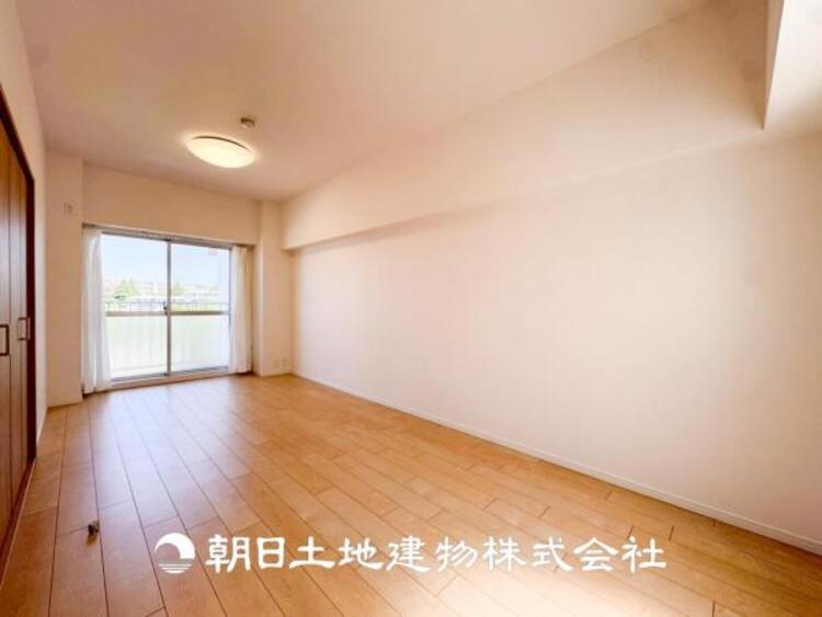 内装 【居室】大切な家族一人ひとりの大切な個別空間。趣味・感性で個性的に飾って頂けるようシンプルに仕上げてあります。自分時間を充実させながら心豊かなひとときを過ごすための大切な空間。