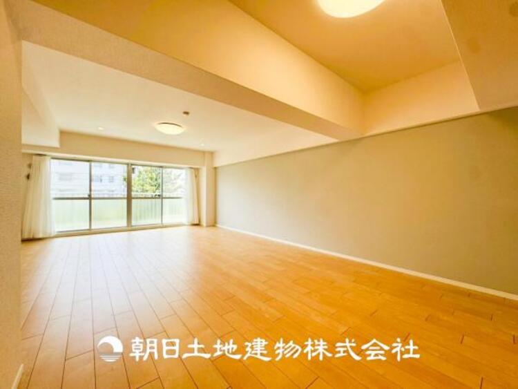 居間 【リビング】1日の中で最も長い時間を過ごすことになるリビングだからこそ、いつも笑顔があふれる空間であるように。広々とした空間から幸せな未来を。