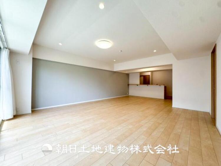 居間 【リビング】大切なご家族、招いた友人と過ごすひと時を溢れる光が優しく包み込む空間。大切な人とともに、心穏やかに過ごすひととき。家族との時間、自分の時間を大切にできる空間を作りました。