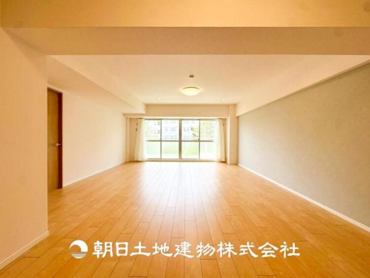 居間 【リビング】リビングにはみんなが集い、食事や楽しい会話が始まる。話に夢中になりすぎて、ついつい時を忘れてしまう。そんな束の間の幸せを感じさせてくれる場所。