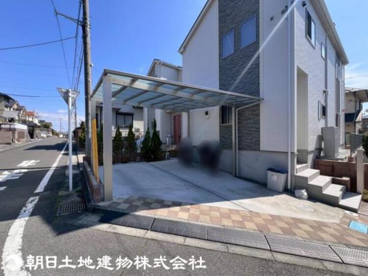 外観 南側のお庭にはウッドデッキがあり、アウトリビングやお子様の遊び場などに活躍します。