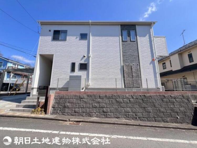 外観 築4年未満のきれいな築浅物件。徒歩約3分の場所には公園もあり、小さなお子様とも過ごしやすい住環境です