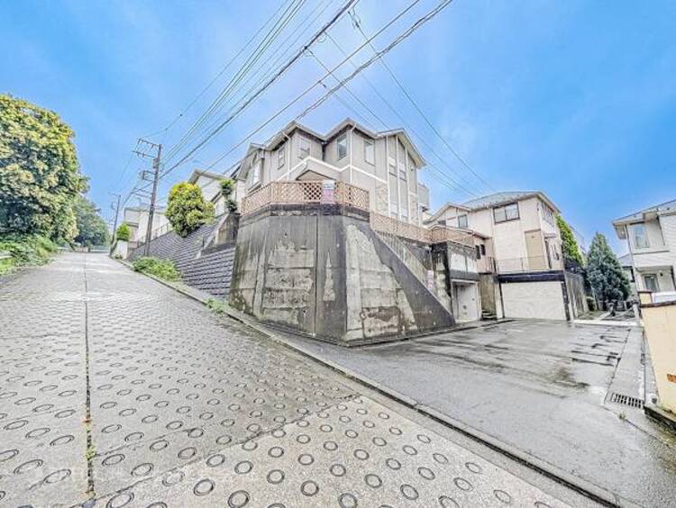 外観 家の良し悪しだけではなく周辺環境も重要なポイントとなります！ご案内時に周辺環境もご案内いたします！流行に左右されず将来にわたって価値が継続する佇まい！良好な住環境が保たれたエリアで新生活を過ごせます