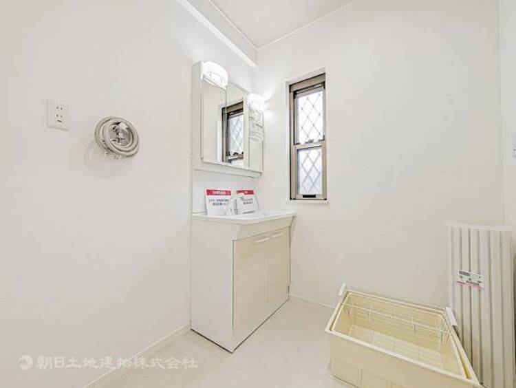 洗面 【洗面・脱衣所】３面鏡、シャワーヘッド、収納など充実の設備。動きやすい広さがあり使い勝手が良好です。