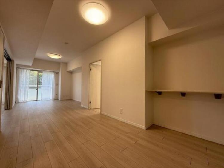 居間 家族の会話や笑顔が行き交うリビングで、子供を走り回らせたい。ダイニングテーブルでゆったり食事を堪能。光と風が溢れる開放的なリビングダイニングには、くつろぎの空間を生み自然と家族みんなが集まってきます 