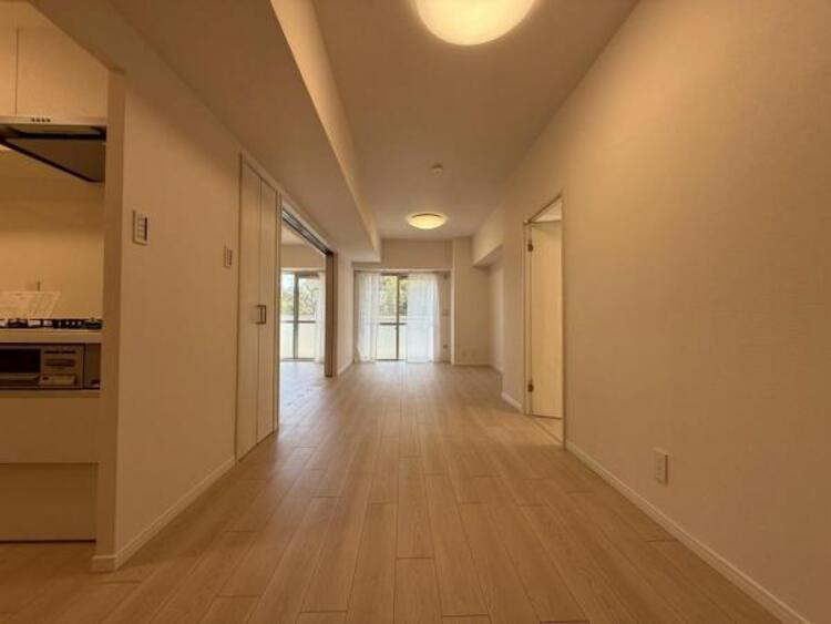 居間 お天気が晴れの日は照明をつけなくても充分明るいリビングです！どこか落ち着きのある広々とした内装です！皆で過ごす空間が、目に浮かんでくる様な優しいリビングダイニングです！くつろいだり楽しい時間を是非！ 