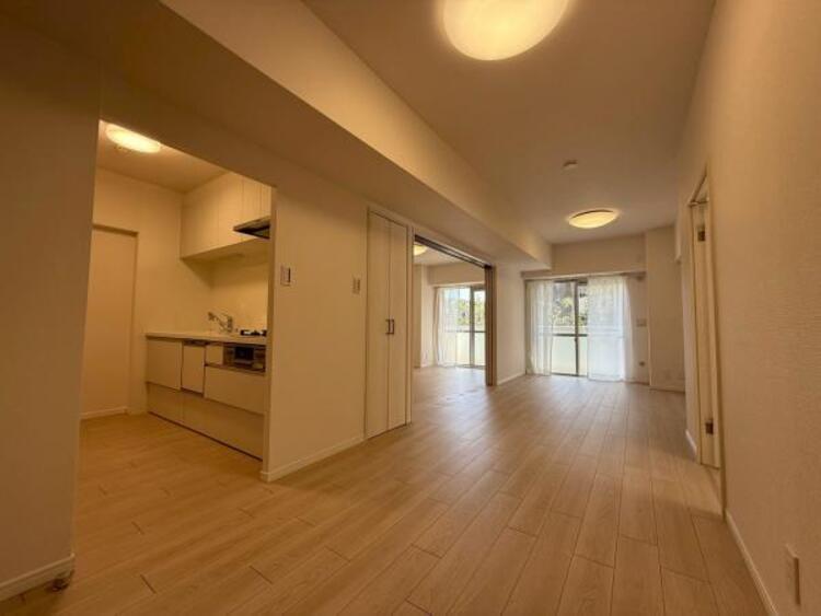 居間 リビングにあふれる採光と心地よい風のつどう調和された空間！！生活を彩る充実した日々が過ごせそうです。家族の滞在期間が長くなることを予測して、設計士が思いと工夫をこらした自慢のリビングダイニング！！！ 