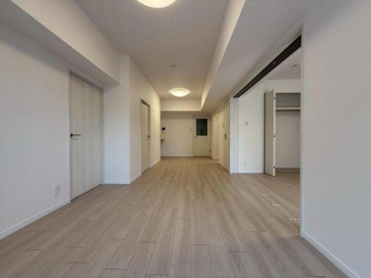 居間 開放感とプライベート感が見事に両立されたリビングダイニング！通常では相反するファクターがともにそろうと極上のくつろぎ空間が生まれます。だれにも譲りたくない至福の空間で過ごす日々は生活をより豊かにします 