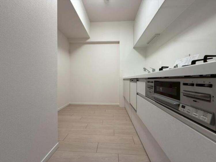 キッチン 【キッチン】広く取られたキッチンスペースはとても便利です。　自由にレイアウトがカスタマイズできます。 