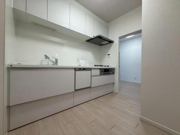 キッチン 【キッチン】広く取られたキッチンスペースはとても便利です。　自由にレイアウトがカスタマイズできます。 