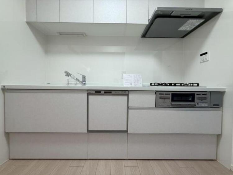 キッチン 食洗器付きキッチン！食後の洗い物の時間を食洗器にまかせて空いた時間を団欒や趣味に使うことができます。お使いにならない場合でも食器の乾燥や大きな食器の収納などにもお使いいただけます。 