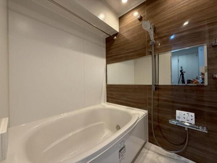 風呂 【浴室】使いやすい最新システムバスににリフォーム済みです。ご入居時から気持ちよくお使いいただけます。 