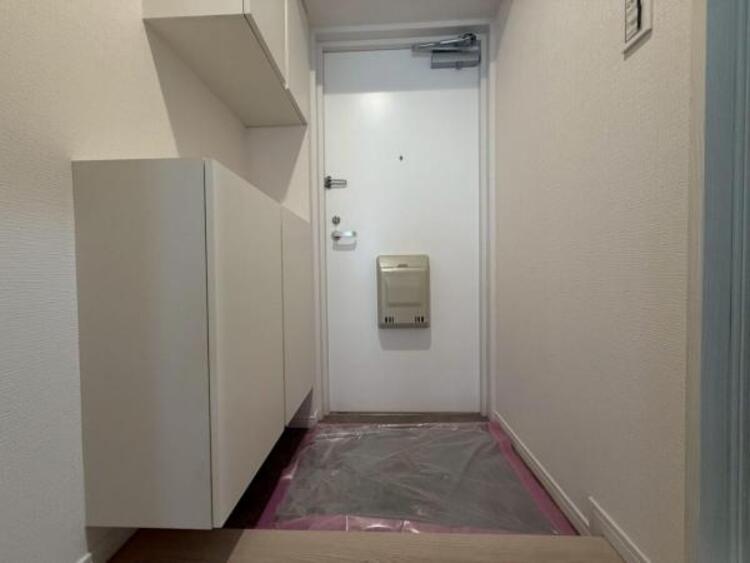 その他 【玄関】明るく広い玄関には収納力に優れたシューズボックス。　靴をスッキリと整頓することができます。 