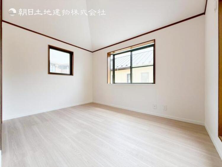 内装 穏やかな寛ぎあじわえるお部屋では有意義な時間がつくれます！！大きな窓からと陽光が注がれる明るい空間！光もアクセントの一つとして。一人時間も充実したものにできるプライベートルームは日々を豊かにします！！ 