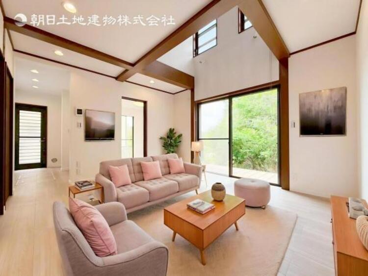 居間 家族の会話や笑顔が行き交うリビングで、子供を走り回らせたい。ダイニングテーブルでゆったり食事を堪能。光と風が溢れる開放的なリビングダイニングには、くつろぎの空間を生み自然と家族みんなが集まってきます 