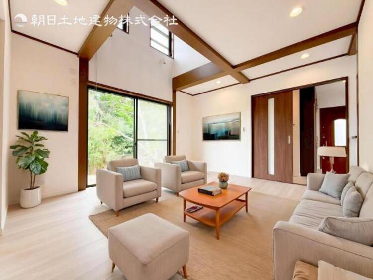 居間 お天気が晴れの日は照明をつけなくても充分明るいリビングです！どこか落ち着きのある広々とした内装です！皆で過ごす空間が、目に浮かんでくる様な優しいリビングダイニングです！くつろいだり楽しい時間を是非！ 